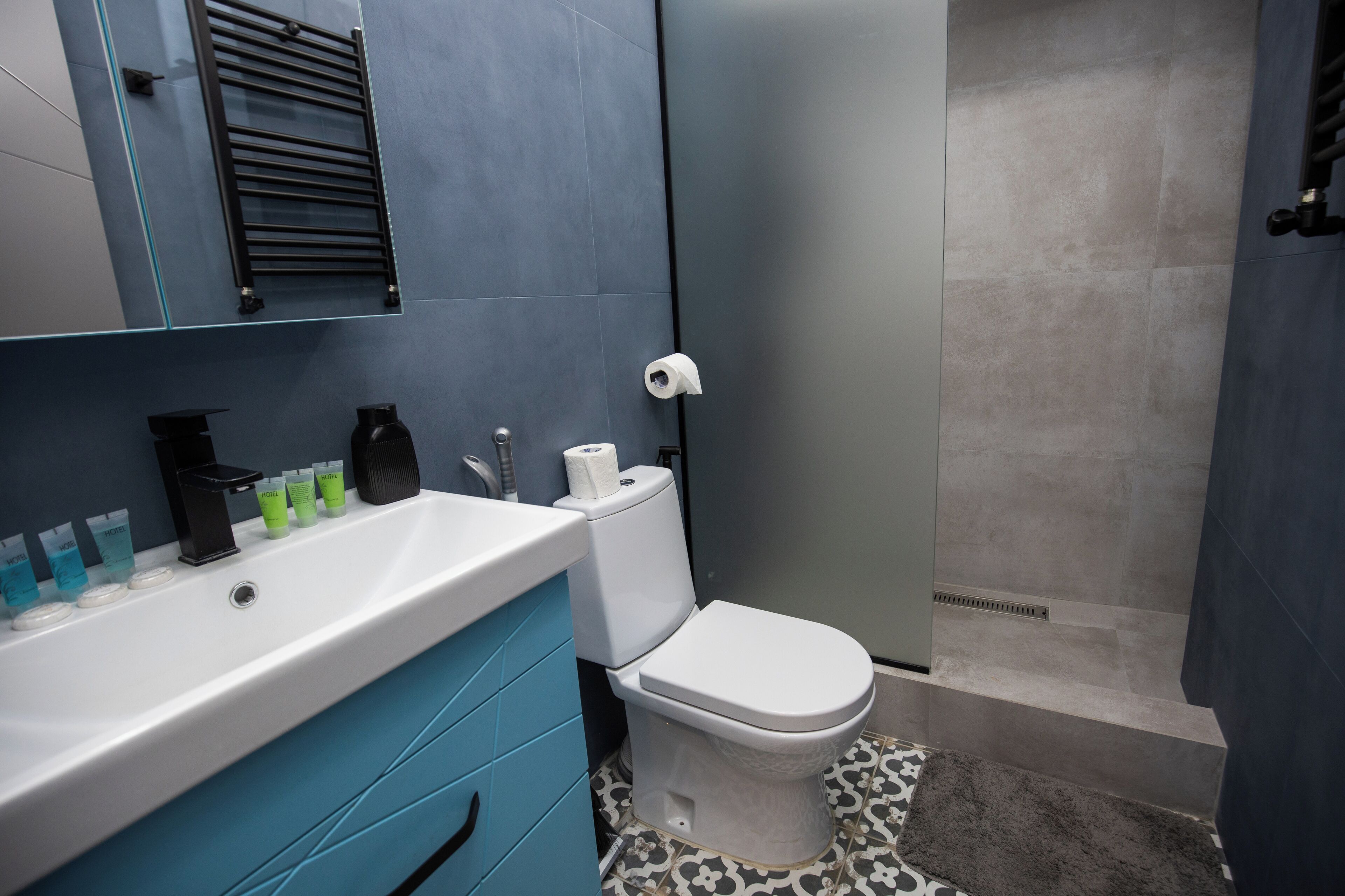 خزنة داخل الغرفة وستائر تعتيم وتجهيزات عازلة للصوت ومكواة/لوح كي