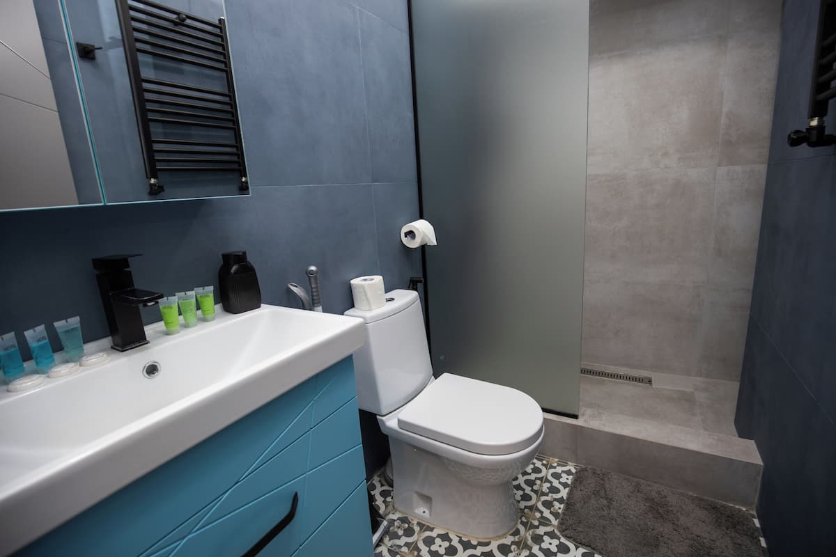 شقة مريحة | خزنة داخل الغرفة وستائر تعتيم وتجهيزات عازلة للصوت ومكواة/لوح كي