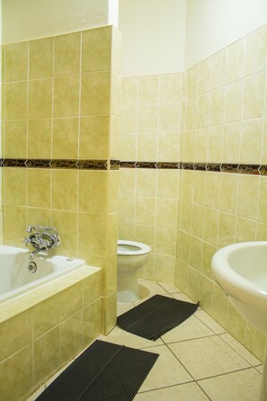 Combined shower/bathtub, deep-soaking bathtub, free toiletries, slippers