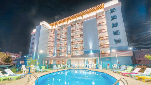 Un hôtel doté d’une piscine, de nombreux balcons et d’espaces extérieurs aménagés pour se détendre.