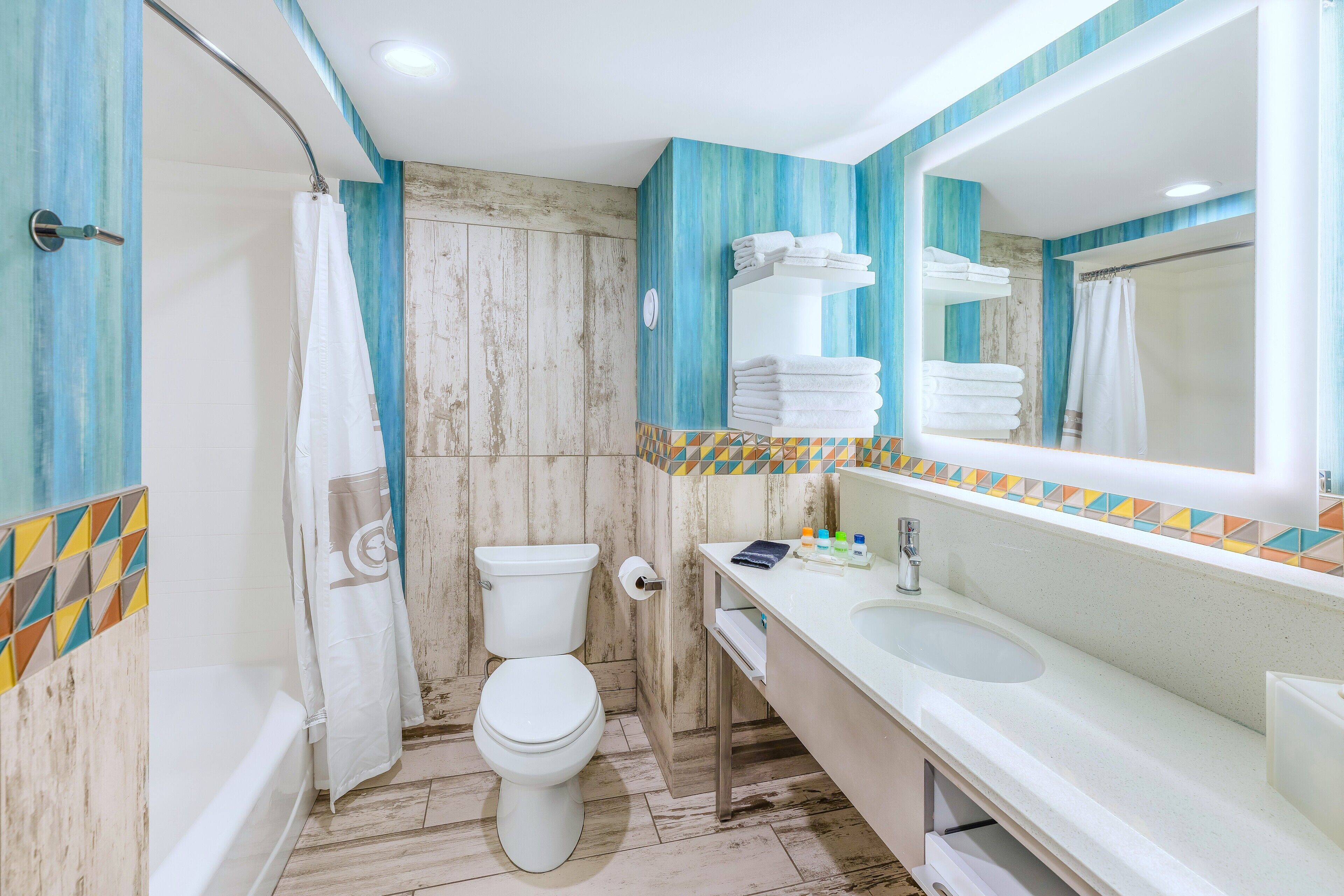 Un baño con ducha, inodoro y lavabo.