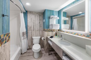 Et badeværelse med badekar, toilet og håndvask.