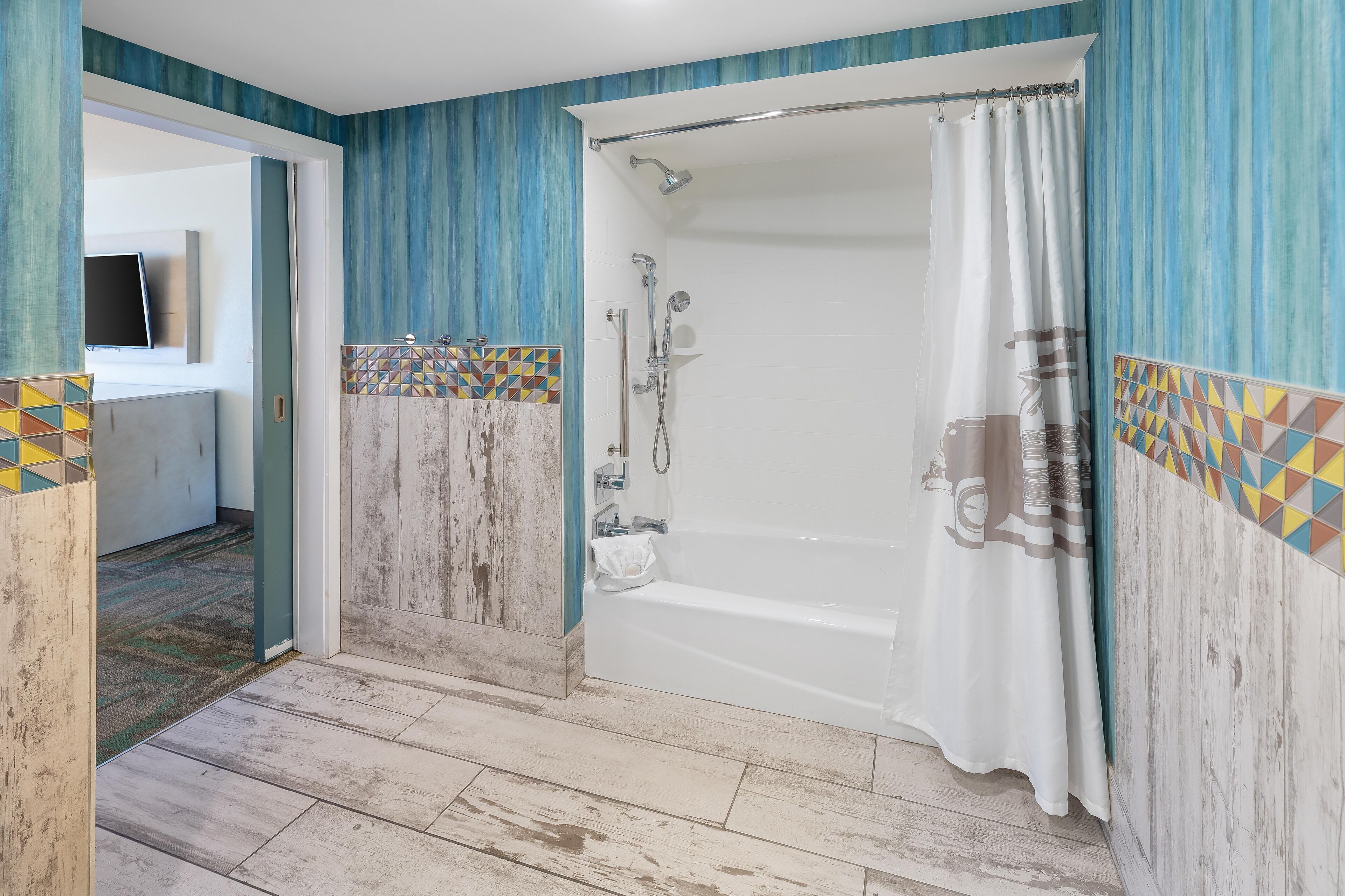 free toiletries, towels