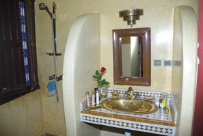 Room (Ouarzazate) | Bathroom | Shower, eco-friendly toiletries, hair dryer, towels - Riad Abaca Badra (Marrakech)