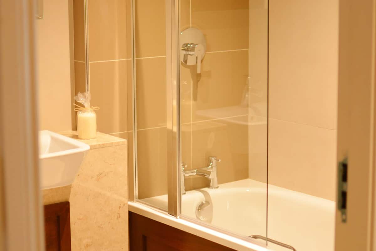 Combined shower/tub, free toiletries, hair dryer, towels