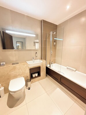 Family Room | Bilik Mandi | Gabungan pancuran/tab mandi, kelengkapan dandanan diri percuma 
