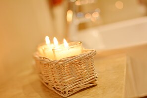 Combined shower/tub, free toiletries, hair dryer, towels - Rooms At Rue (Omagh)