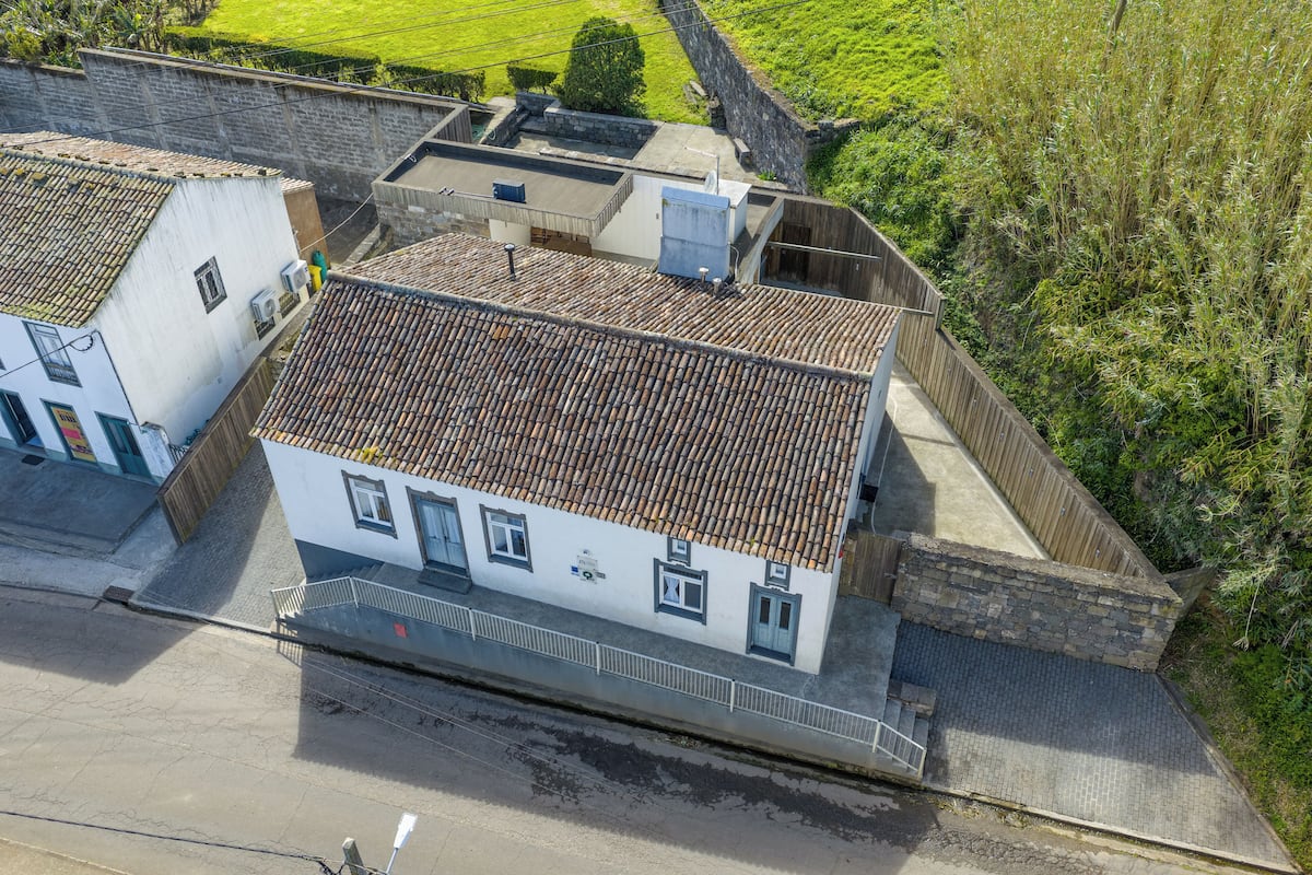 房內夾萬、熨斗/熨衫板、嬰兒床 (收費)、免費 Wi-Fi