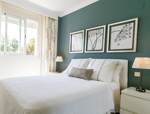 2 عدّة غرف نوم وستائر تعتيم ومكواة/لوح كي وأسرّة أطفال/رضّع (مجانًا)