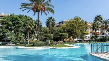 Una piscina al aire libre de temporada