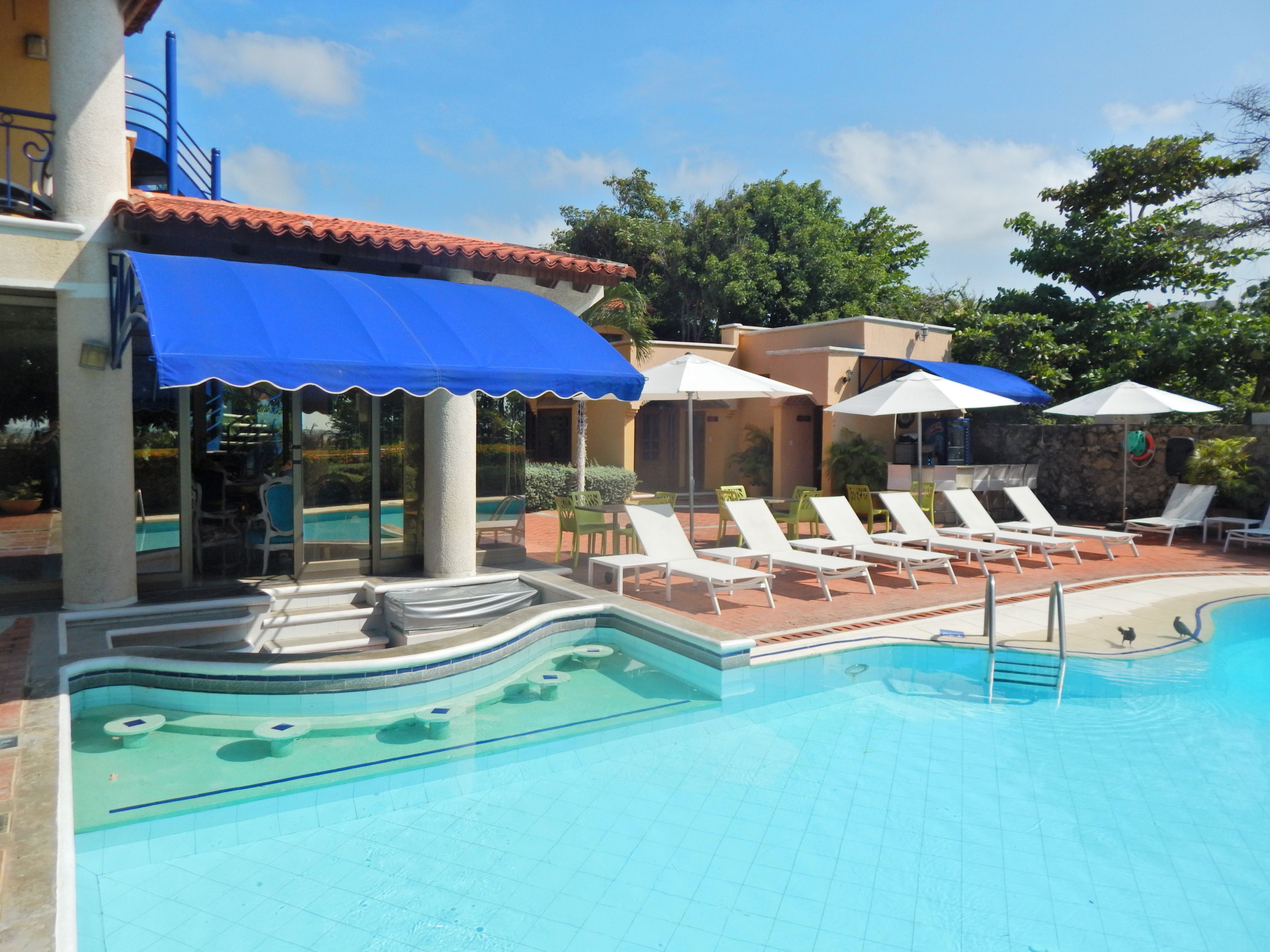 Außenpool, Sonnenschirme, Liegestühle