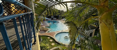 Piscine extérieure, parasols de plage, chaises longues