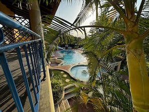 Piscine extérieure, parasols de plage, chaises longues