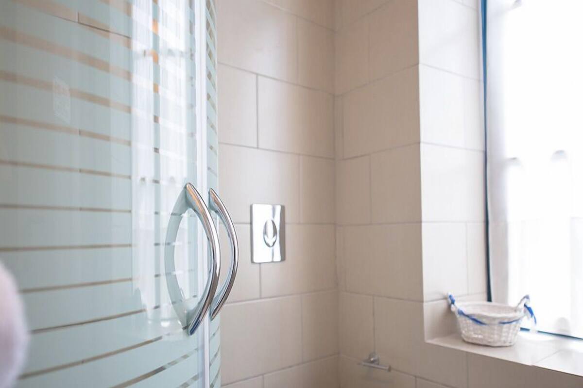 double room | bathroom | shower, free toiletries, hair dryer, towels