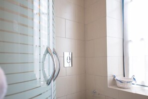 Double Room | Bathroom | Shower, free toiletries, hair dryer, towels