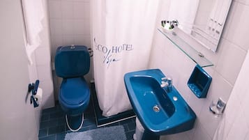 Double Room | Bathroom | Shower, free toiletries, hair dryer, towels