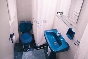 Double Room | Bathroom | Shower, free toiletries, hair dryer, towels - Greco Hotel (Hydra)