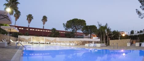 Una piscina al aire libre de temporada