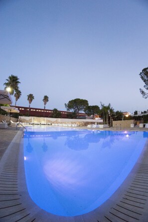 Kolam renang outdoor musiman