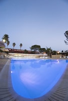 Una piscina al aire libre de temporada