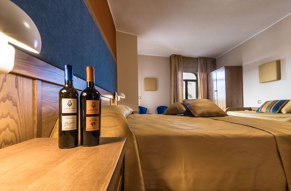 Minibar, caja de seguridad en la habitación y escritorio 
