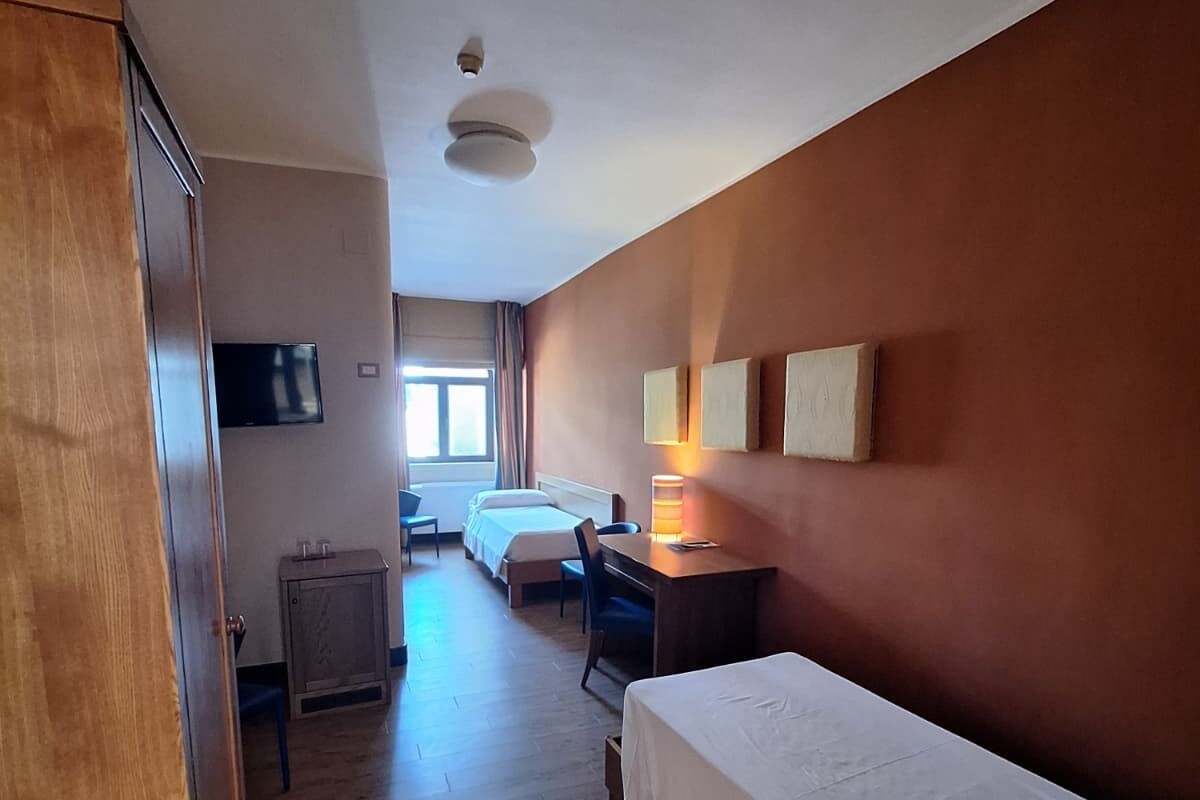 Zweibettzimmer | Minibar, Zimmersafe, Schreibtisch, schallisolierte Zimmer