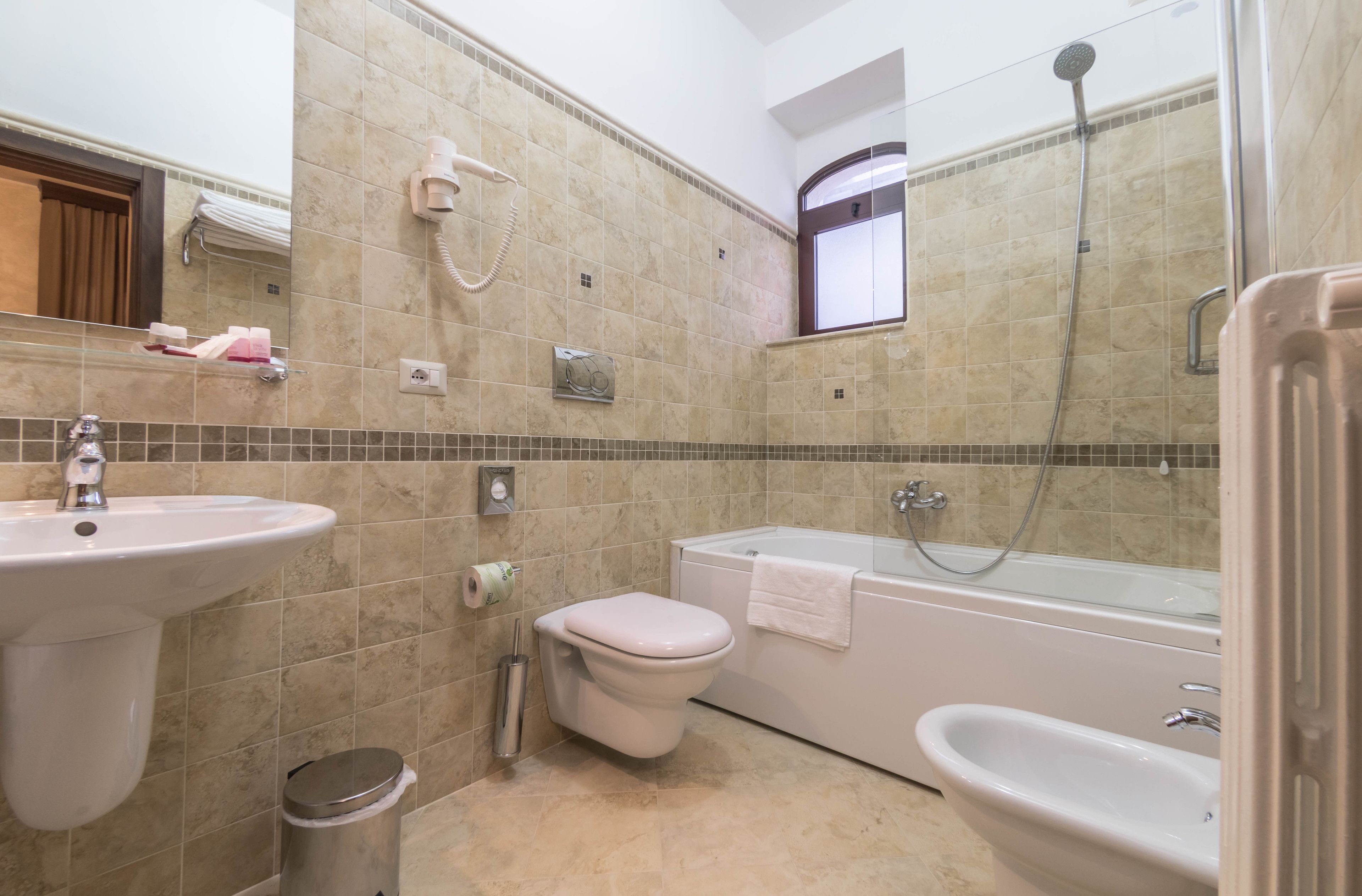 camera matrimoniale comfort | bathroom | free toiletries, hair dryer, slippers, bidet