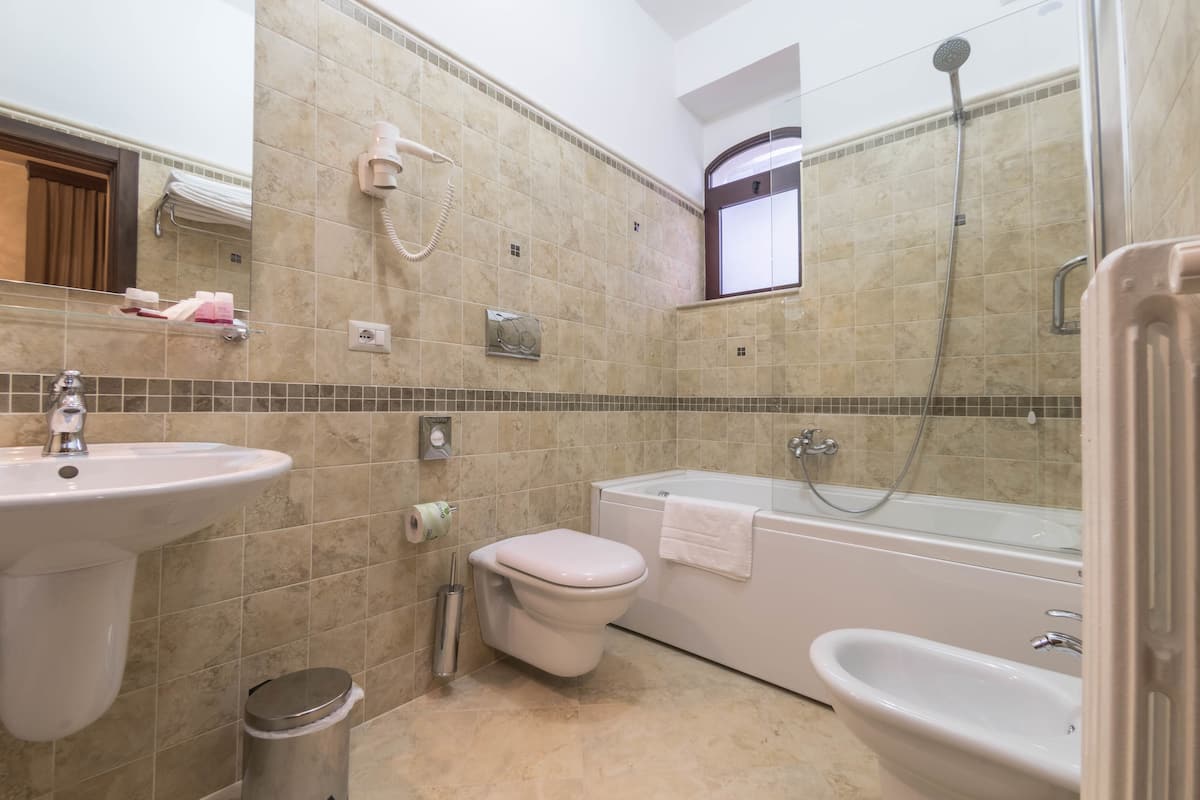 camera matrimoniale comfort | bathroom | free toiletries, hair dryer, slippers, bidet