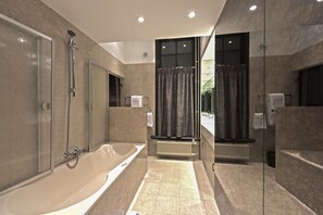 Badkamer | Gratis toiletartikelen, pantoffels, handdoeken