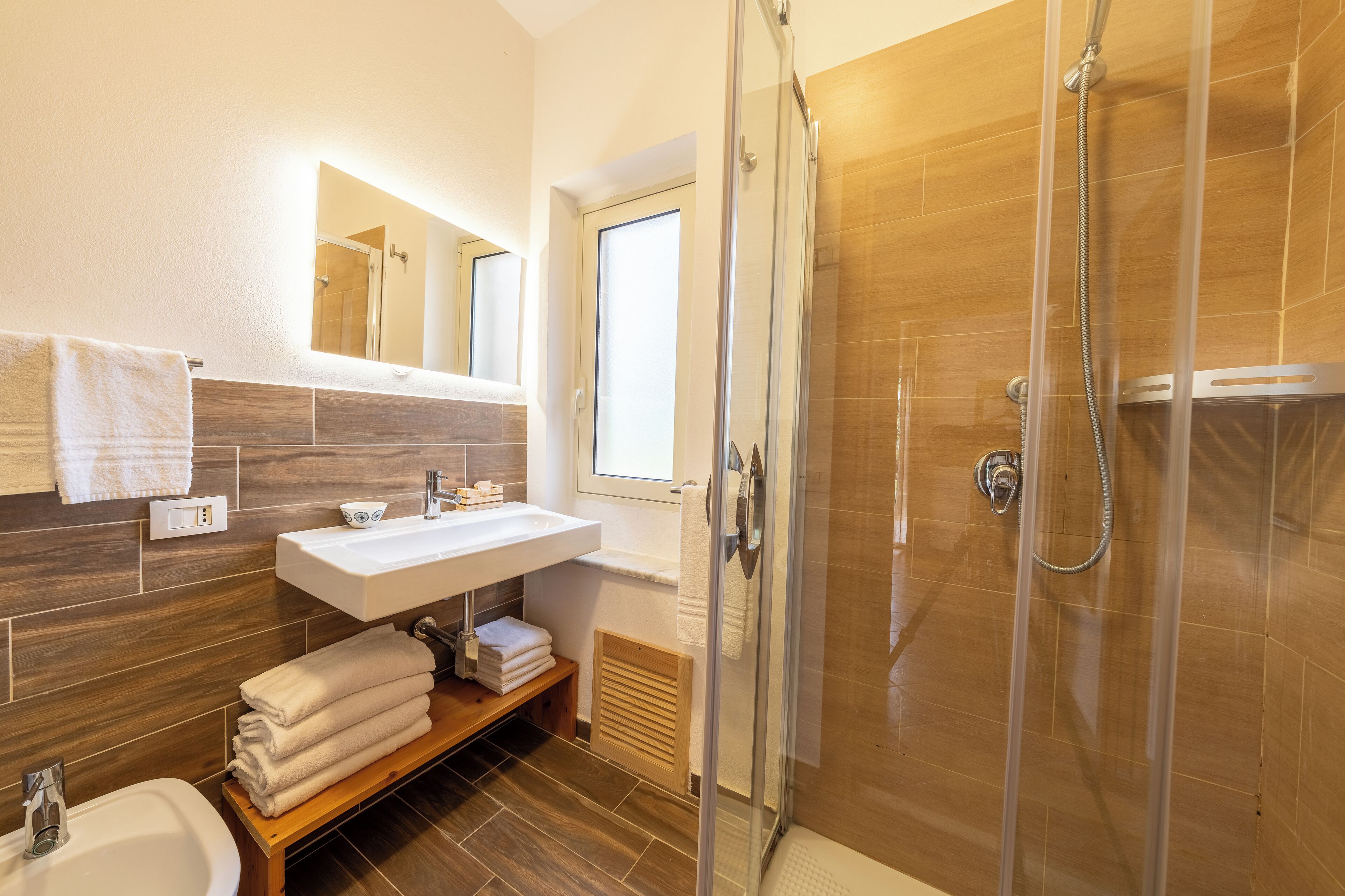 Quarto exclusivo, 2 quartos, quartos conectados | Banheiro | Chuveiro, chuveiro com efeito de chuva, produtos de toalete grátis 
