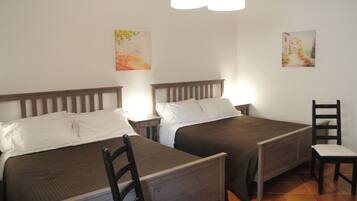 Quadrupla Deluxe, 1 camera da letto, accesso alla piscina, vista giardino | Biancheria da letto di alta qualità, minibar, una scrivania