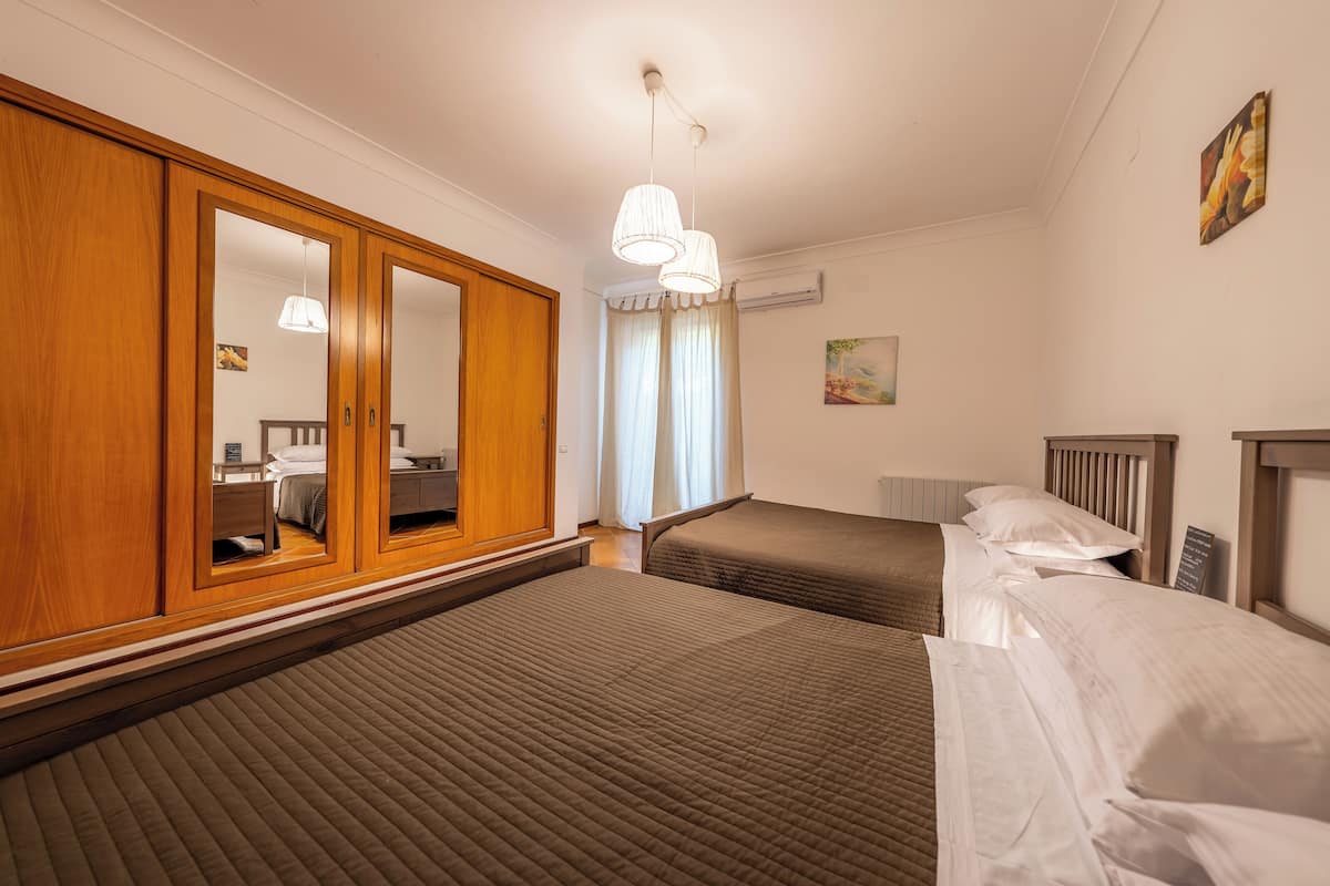 Chambre Quadruple Deluxe, 1 chambre, accès piscine, vue jardin | Literie de qualité supérieure, minibar, bureau, chambres insonorisées