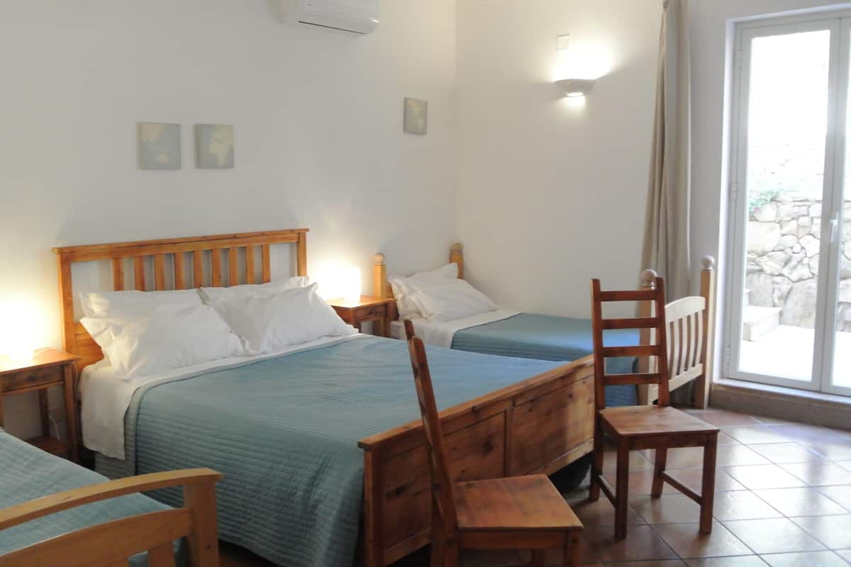 Comfort kamer | Luxe beddengoed, een minibar, een bureau, geluiddichte muren