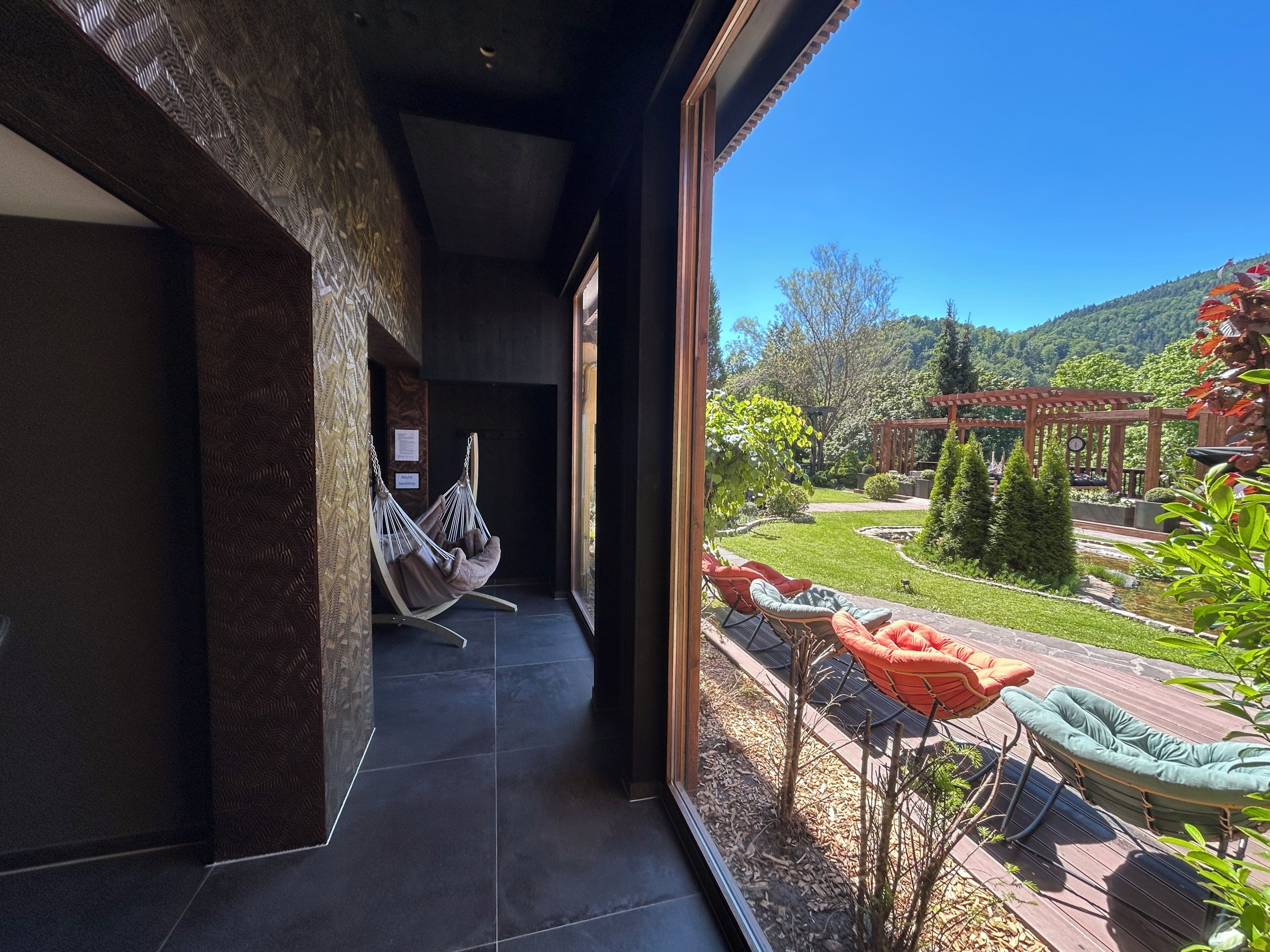 Couples treatment rooms, sauna, steam room, hot stone massages