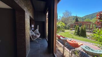 Couples treatment rooms, sauna, steam room, hot stone massages