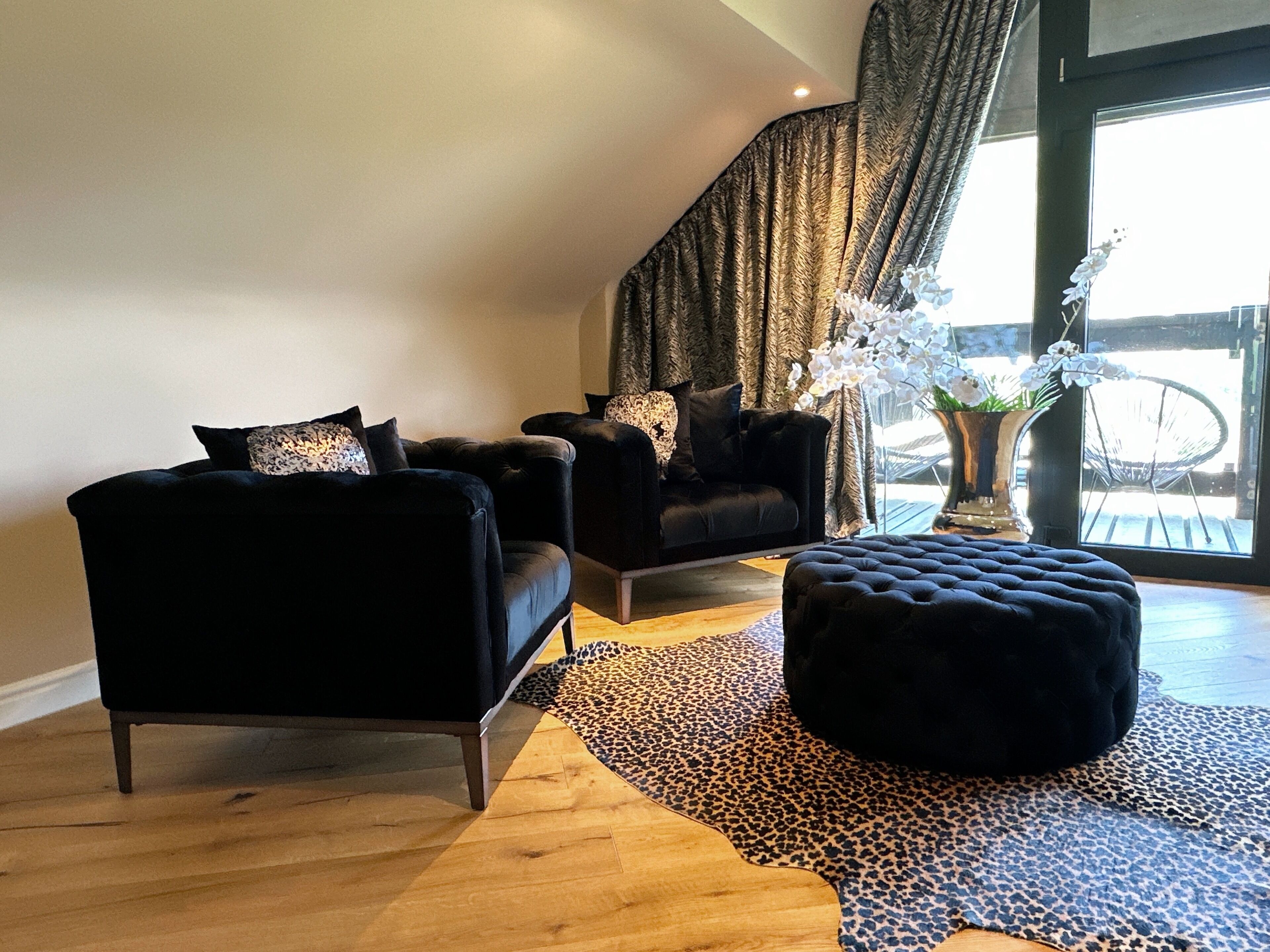 design studio suite, 1 queen bed | living area | flat-screen tv