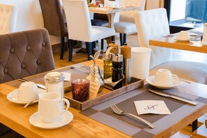 Breakfast, dinner served; international cuisine, garden views  - Parkhotel Luise (Bad Herrenalb)