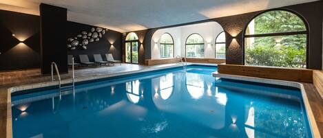 Piscina interna, funciona das 7h30 às 22h, espreguiçadeiras