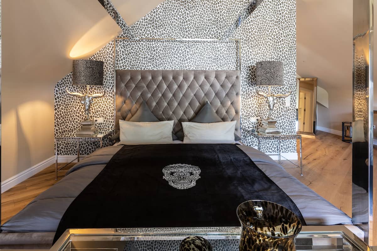 design studio suite, 1 queen bed | 1 bedroom, desk, cots/infant beds, free wifi