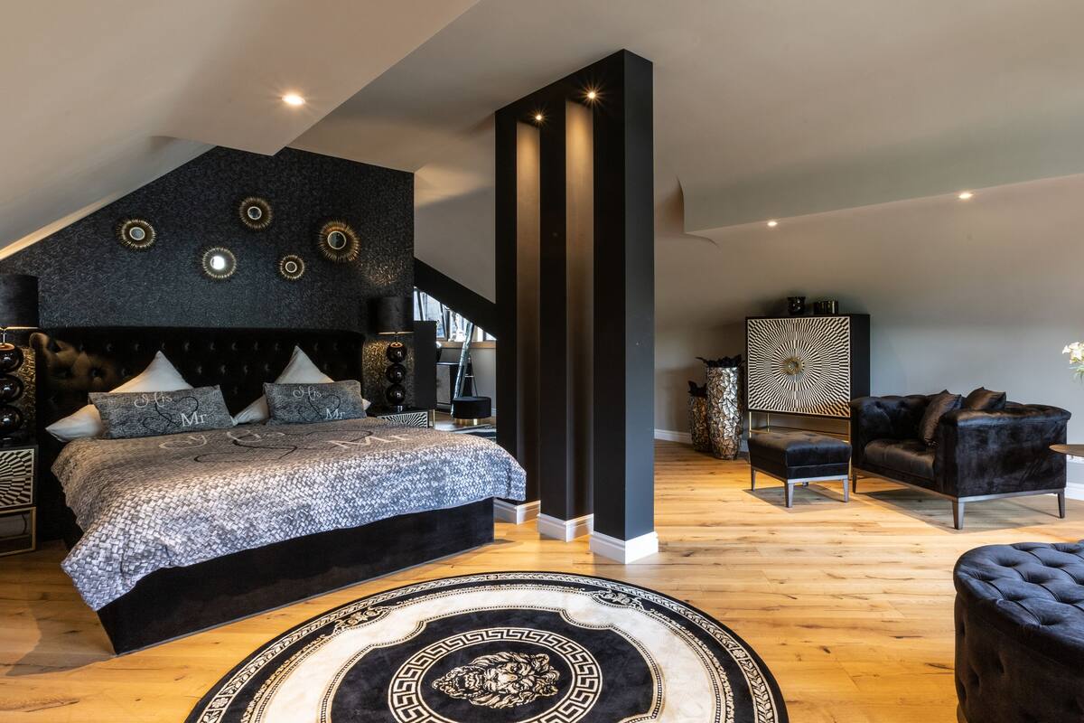 premium studio suite, 1 queen bed | 1 bedroom, desk, cots/infant beds, free wifi