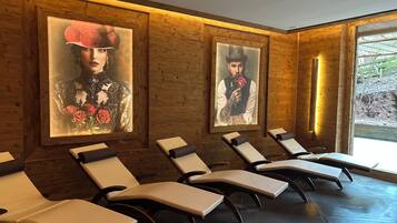 Couples treatment rooms, sauna, steam room, hot stone massages