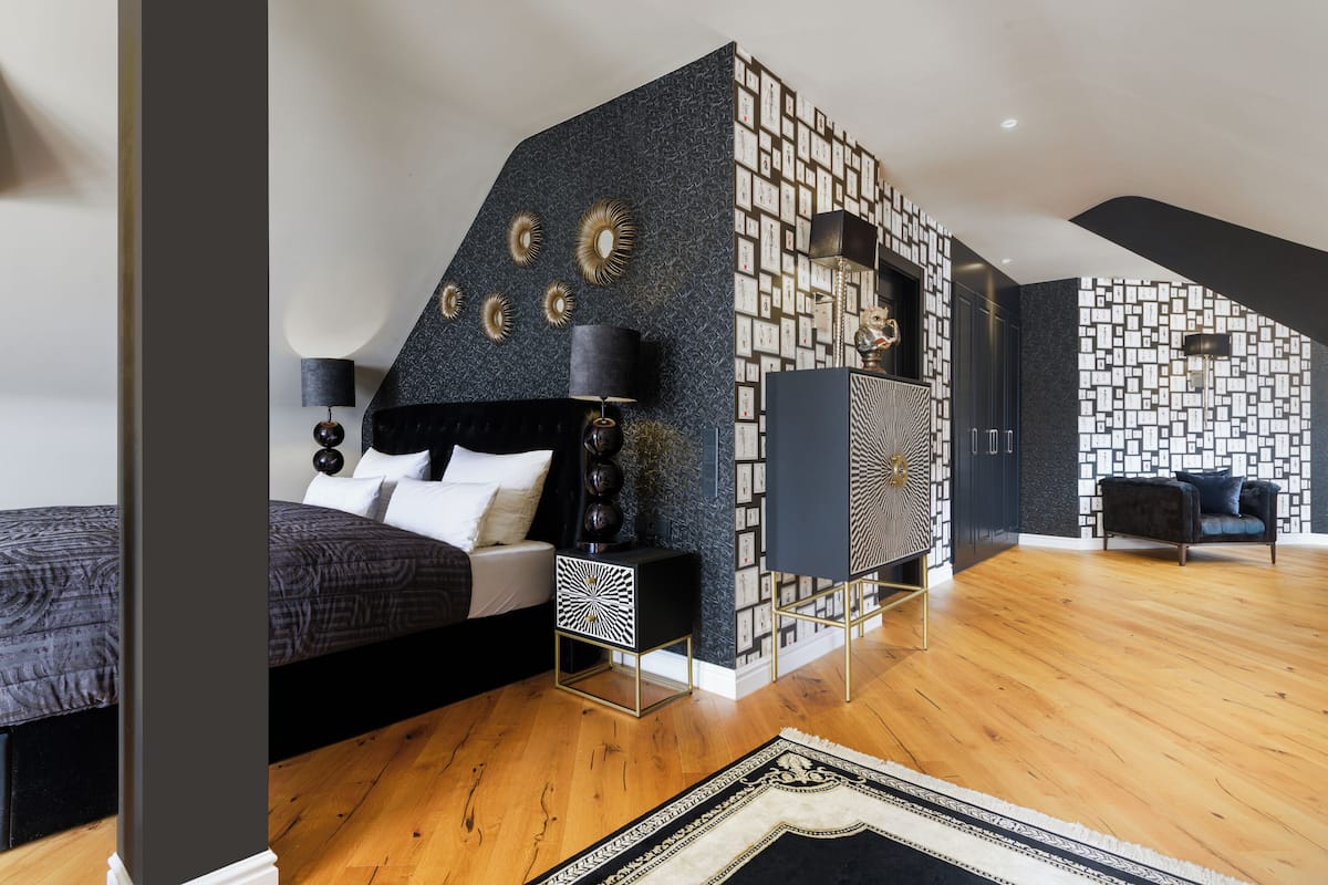 premium studio suite, 1 queen bed | 1 bedroom, desk, cots/infant beds, free wifi