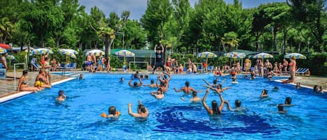 季节性开放的室外游泳池