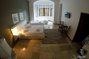 Minibar, escritorio, cortinas blackout y tabla de planchar con plancha 