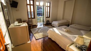 Suite Deluxe | Minibar, una scrivania, tende oscuranti, ferro/asse da stiro