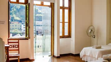 Suite Deluxe | Minibar, escritorio, cortinas blackout y tabla de planchar con plancha
