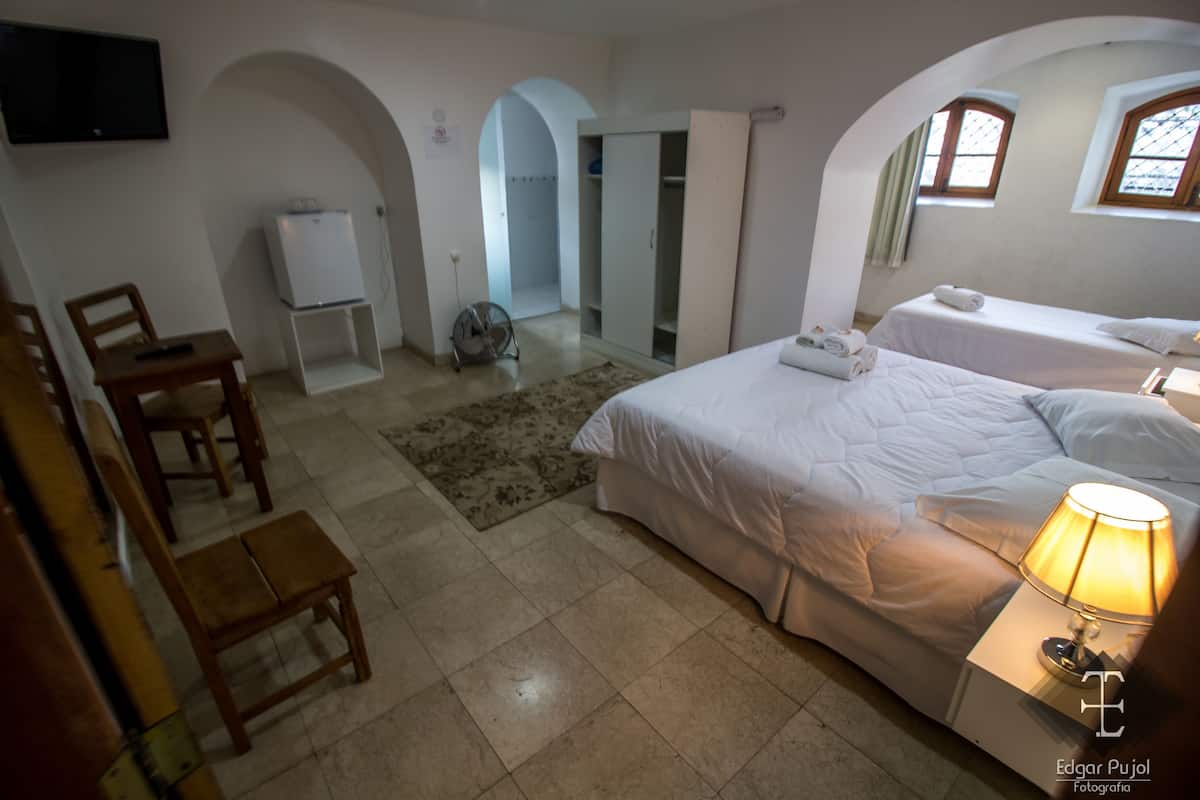 Suite estándar | Minibar, escritorio, cortinas opacas y tabla de planchar con plancha