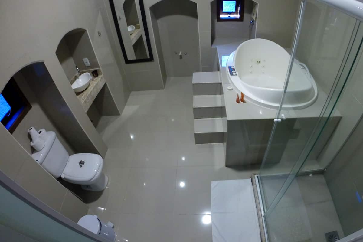 Deep-soaking bathtub