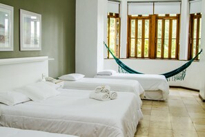 Minibar, escritorio, cortinas blackout y tabla de planchar con plancha