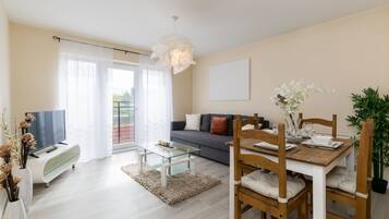 Familienapartment, 2 Schlafzimmer | Wohnbereich | Flachbildfernseher